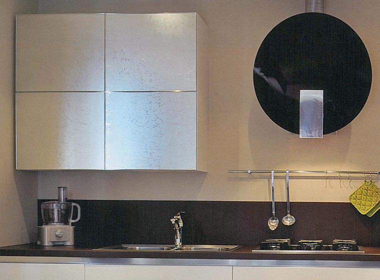 Finiture arredamento: pensile cucina con rivestimento in vetro Madras® Uadi  Silver.