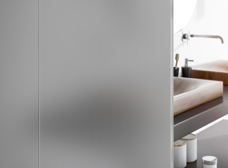 Parete in vetro texturizzato Madras® Millerighe per bagno, grigio, 10 mm, temperato. utilizzi-texturizzati-lineari-millerighe-parete-bagno-grigio-760px.jpg