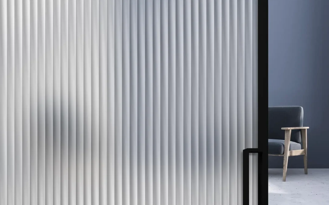 È FLUIDO IL VETRO SATINATO DALL’ELEGANTE STRUTTURA LINEARE 3D.