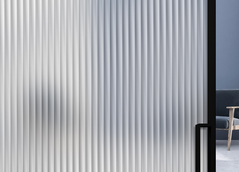 01-fluido-parete-sedie-blu-2024-as-236506973-780px