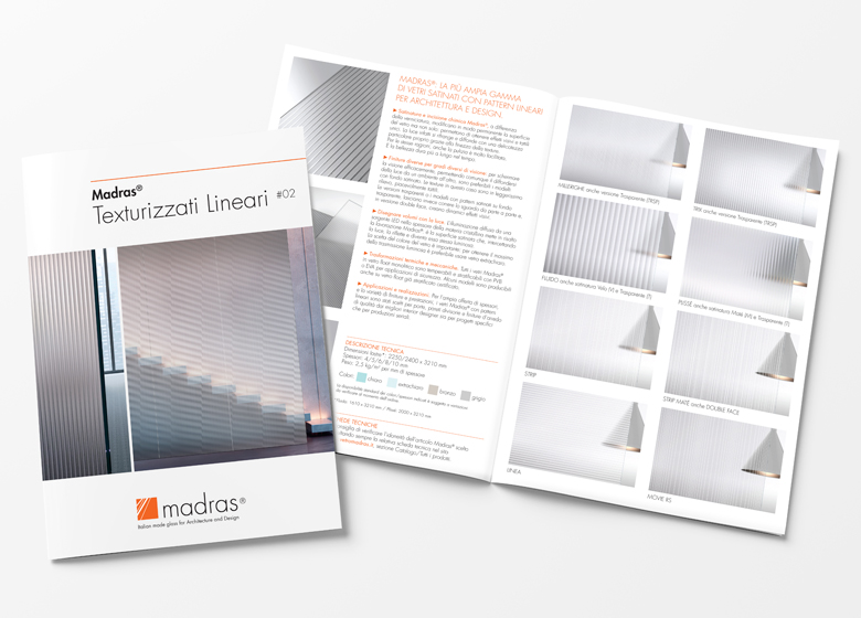 07-it-leaflet-texturizzati-lineari-copertina-aperto-as-746353104-780px